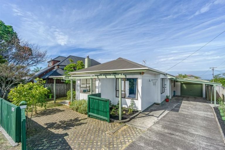 Photo of property in 17 Gladstone Road, Northcote, Auckland, 0627