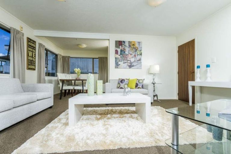 Photo of property in 1/5 Clematis Avenue, Murrays Bay, Auckland, 0630