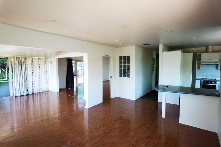 Photo of property in 8 Mandeville Place, Unsworth Heights, Auckland, 0632