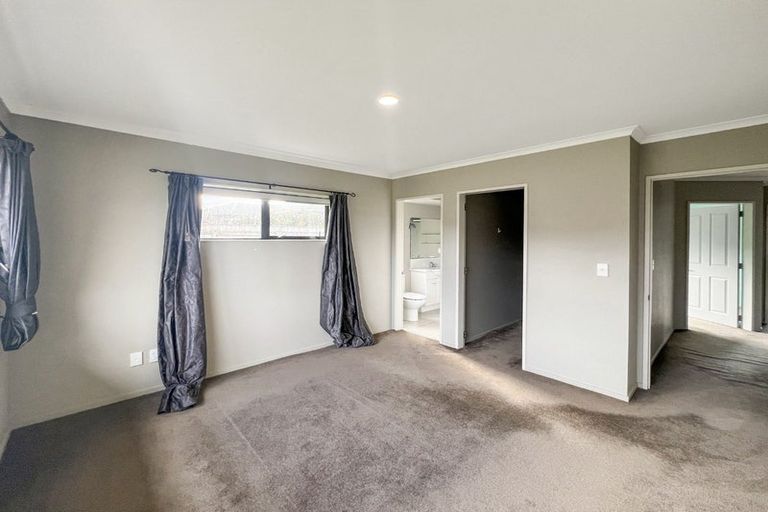Photo of property in 22 Percy Kinsman Crescent, Riverstone Terraces, Upper Hutt, 5018