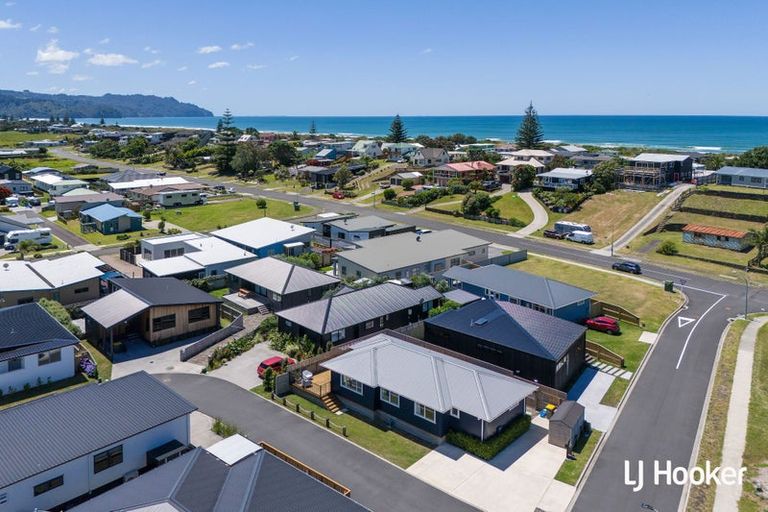 Photo of property in 8 Sandy Place, Waihi Beach, 3611