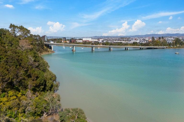 Photo of property in 2 Koki Road, Greenhithe, Auckland, 0632