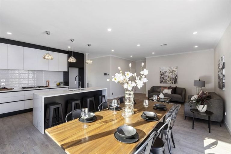 Photo of property in 18 Gilbransen Road, Kumeu, 0810