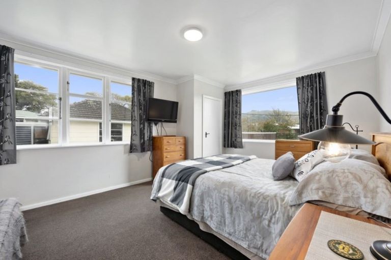 Photo of property in 52 Heretaunga Square, Silverstream, Upper Hutt, 5019