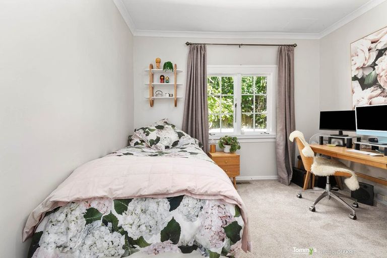 Photo of property in 17 Northland Road, Northland, Wellington, 6012