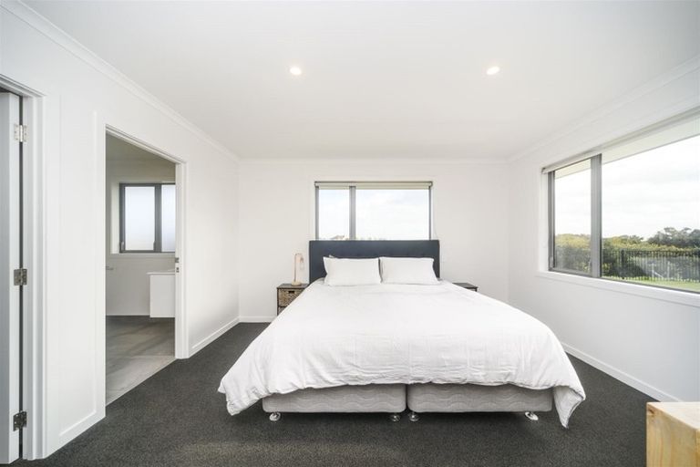 Photo of property in 24 Monaco Grove, Fitzherbert, Palmerston North, 4410