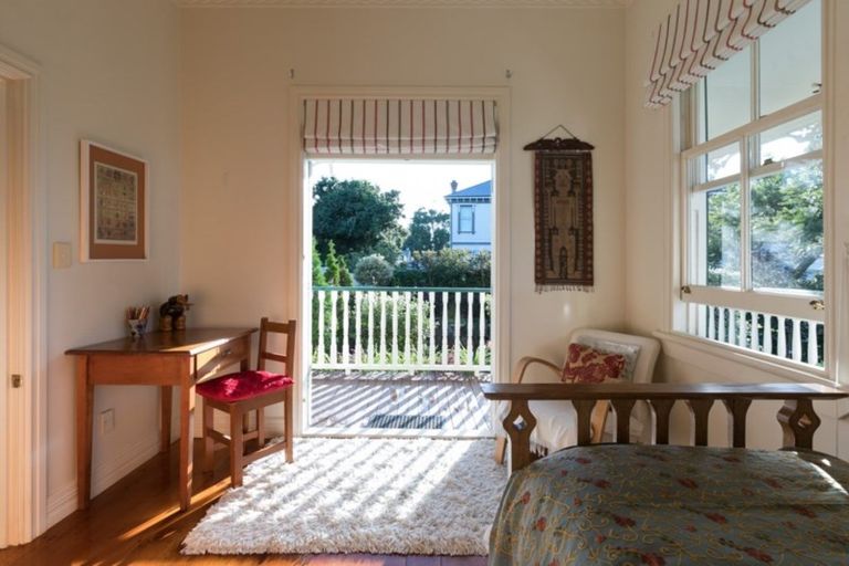 Photo of property in 42 Queen Street, Northcote Point, Auckland, 0627