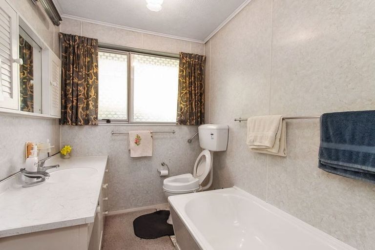 Photo of property in 2/427 Memorial Avenue, Burnside, Christchurch, 8053