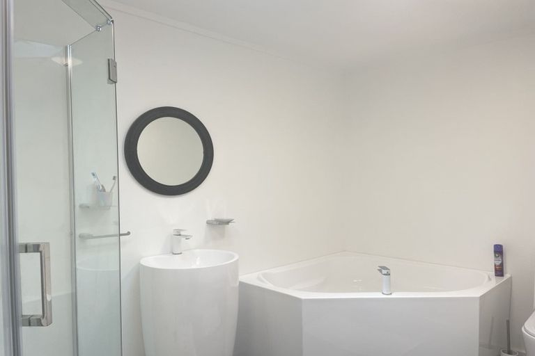 Photo of property in 5 Ballial Place, West Harbour, Auckland, 0618