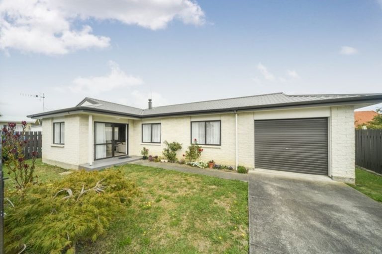 Photo of property in 28 Chatsworth Place, Highbury, Palmerston North, 4412