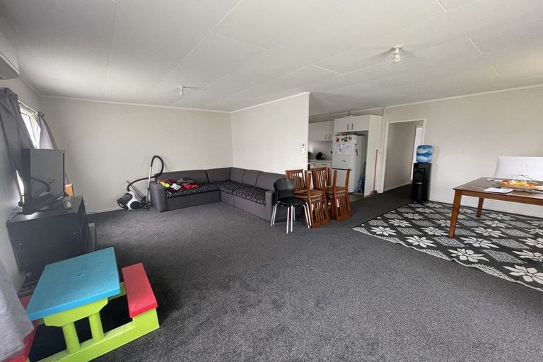 Photo of property in 2/5 Solveig Place, Randwick Park, Auckland, 2105