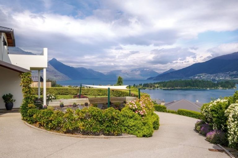 Photo of property in 8 Milward Place, Kelvin Heights, Queenstown, 9300