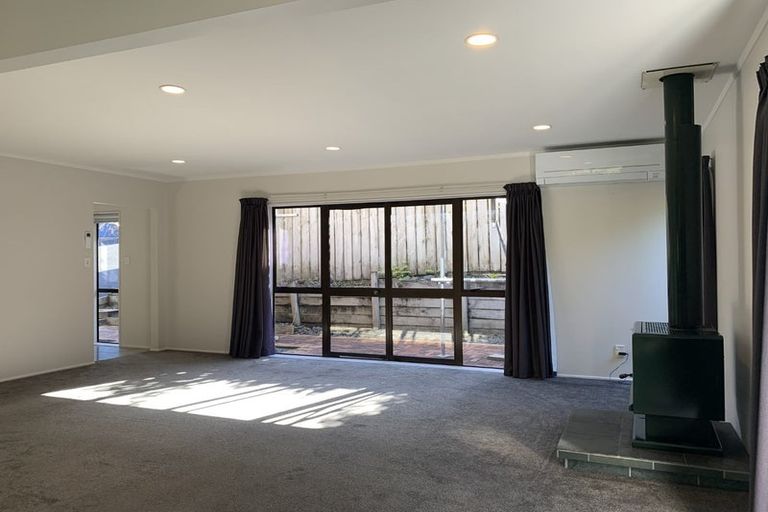 Photo of property in 2/20 Lagoon Way, West Harbour, Auckland, 0618