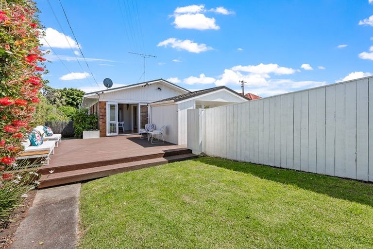 Photo of property in 1/49 Shakespeare Road, Milford, Auckland, 0620