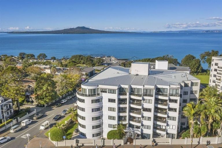 Photo of property in 2h/175 Hurstmere Road, Takapuna, Auckland, 0622