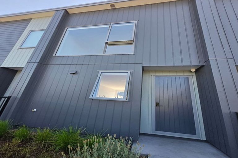 Photo of property in 8 Park Green Avenue, Rosehill, Papakura, 2113
