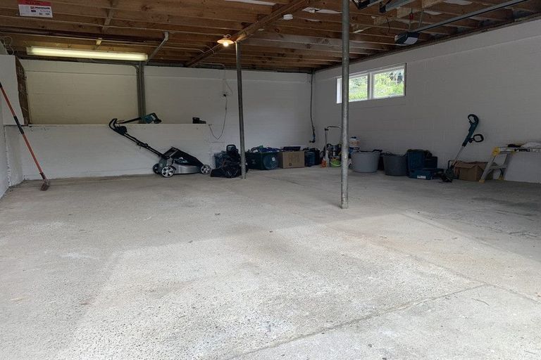 Photo of property in 15 Liston Crescent, Cockle Bay, Auckland, 2014