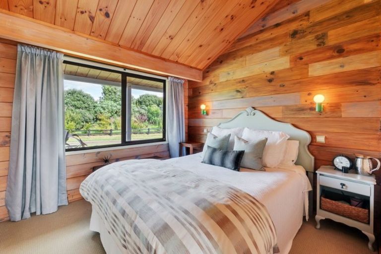 Photo of property in 10 Mcmurdo Road, South Head, Helensville, 0874