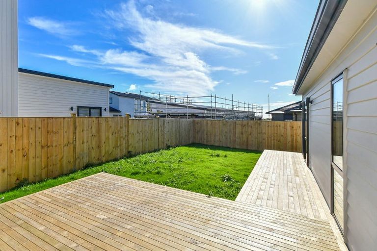 Photo of property in 8 Korowhiti Road, Clarks Beach, 2122