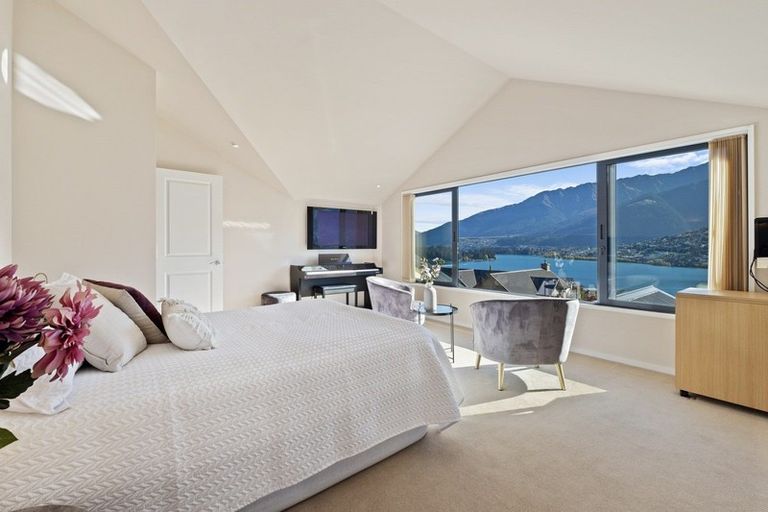 Photo of property in 5 Milward Place, Kelvin Heights, Queenstown, 9300