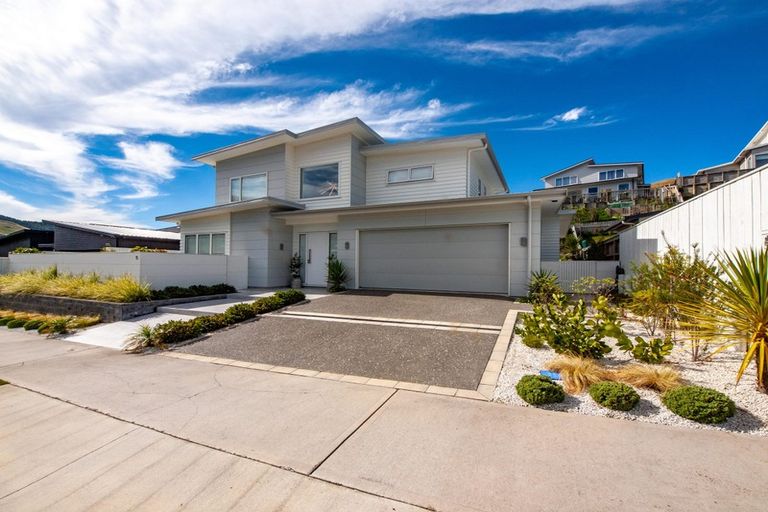 Photo of property in 5 Farnworth Terrace, Churton Park, Wellington, 6037