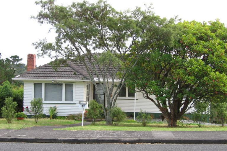 Photo of property in 17a Barron Drive, Green Bay, Auckland, 0604