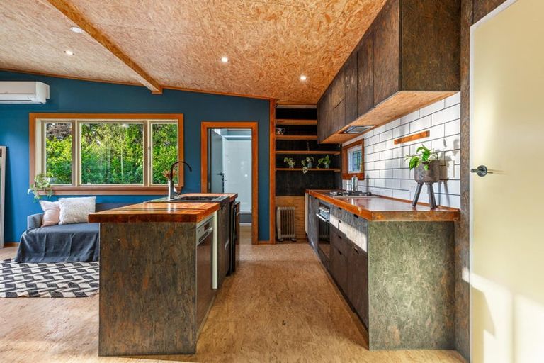 Photo of property in 132 Seaview Road, Piha, New Lynn, 0772