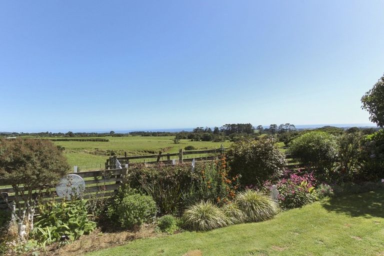 Photo of property in 1444 Carrington Road, Hurworth, New Plymouth, 4371