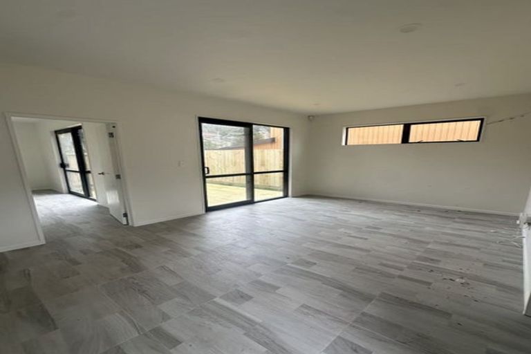 Photo of property in 15 Lowtherhurst Road, Massey, Auckland, 0614