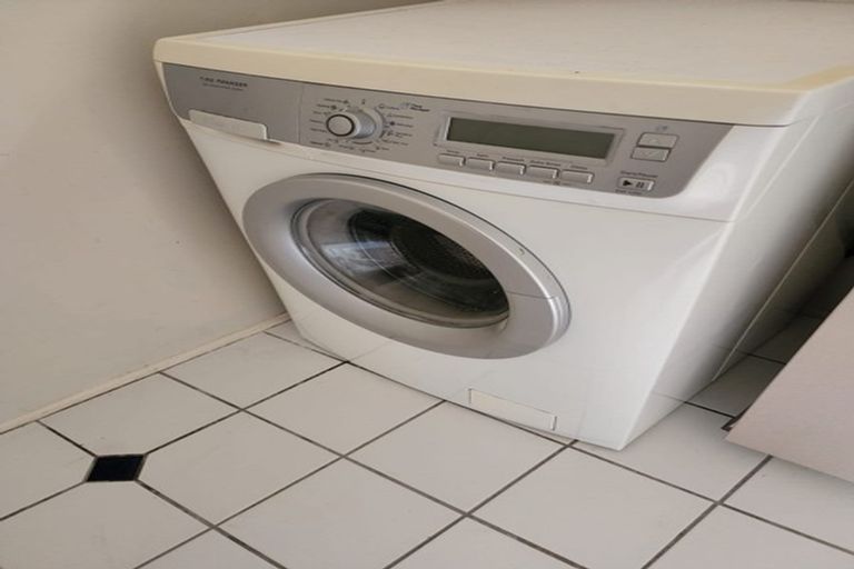 Photo of property in 1/212 Sunnynook Road, Totara Vale, Auckland, 0627