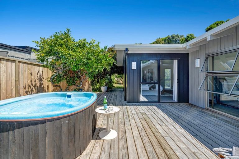 Photo of property in 18 Glengarry Avenue, Manly, Whangaparaoa, 0930