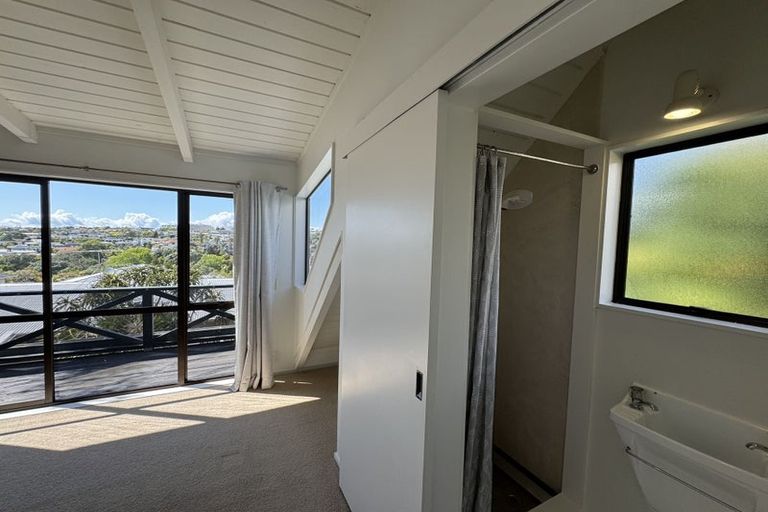 Photo of property in 2/31 Kiteroa Terrace, Rothesay Bay, Auckland, 0630