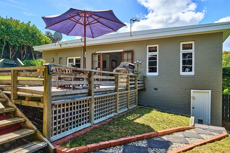 Photo of property in 1 Victory Crescent, Tawa, Wellington, 5028