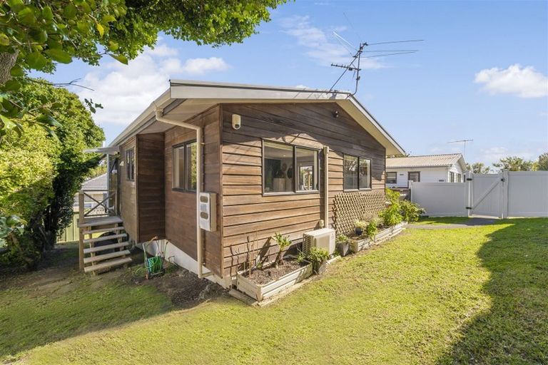 Photo of property in 1/80 Kervil Avenue, Te Atatu Peninsula, Auckland, 0610