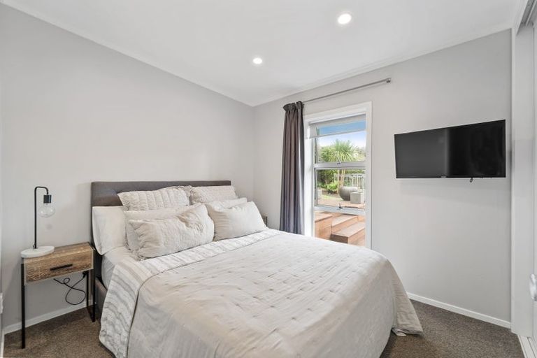 Photo of property in 2/18 Parr Terrace, Castor Bay, Auckland, 0620