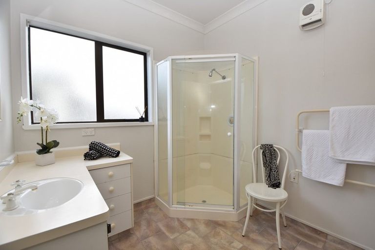 Photo of property in 2 Mckenzie Terrace, Carterton, 5713