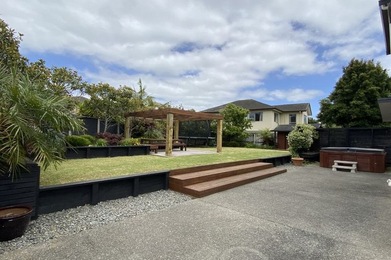 Photo of property in 17 Glen Bay Close, Pinehill, Auckland, 0632