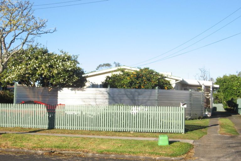 Photo of property in 2/17 Gloucester Road, Manurewa, Auckland, 2102