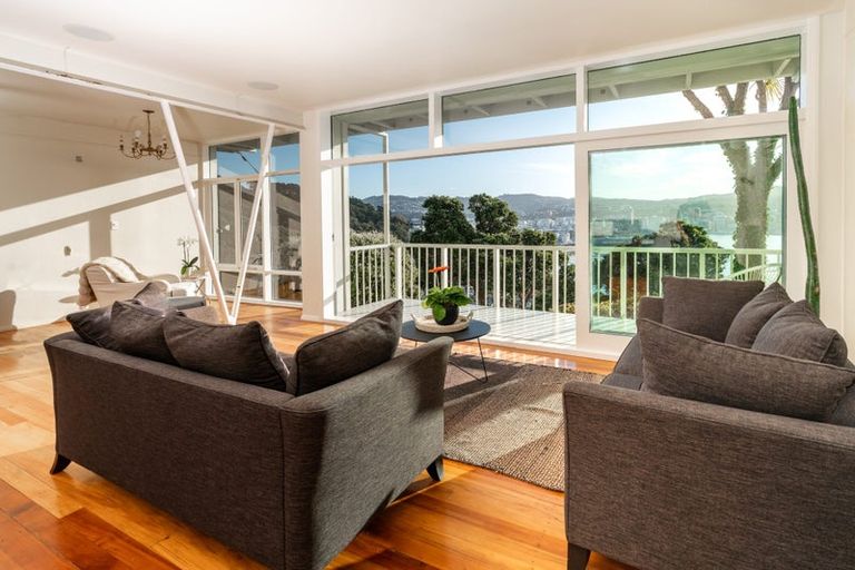 Photo of property in 37 The Crescent, Roseneath, Wellington, 6011