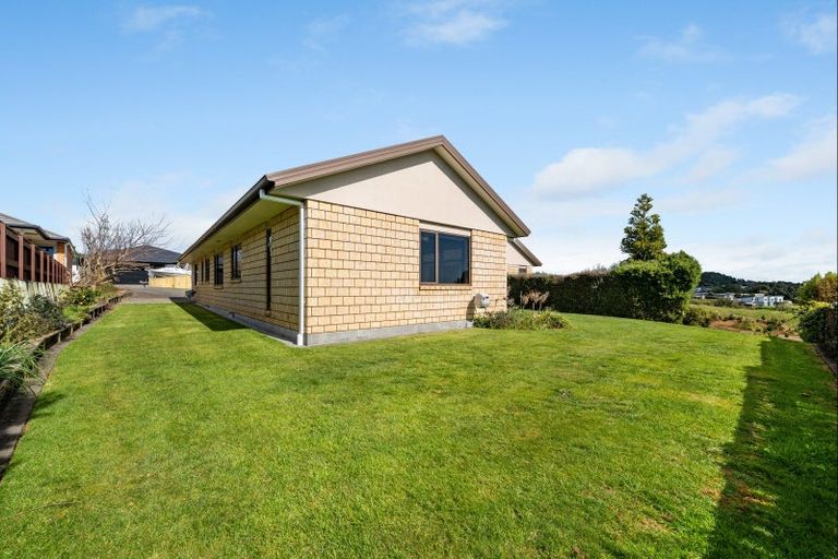 Photo of property in 5b Tupuhi Place, Highlands Park, New Plymouth, 4312