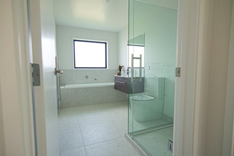 Photo of property in 73 Tahuna Minhinnick Drive, Glenbrook, 2681