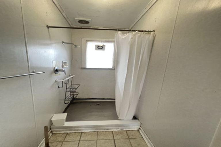 Photo of property in 4 Hillary Heights Avenue, Glendene, Auckland, 0602