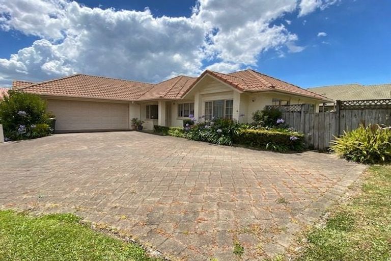 Photo of property in 14 Tolben Place, Golflands, Auckland, 2013