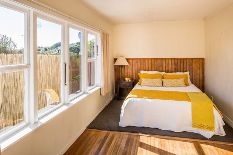 Photo of property in 2 Te Pari Pari Road, Pukerua Bay, 5026