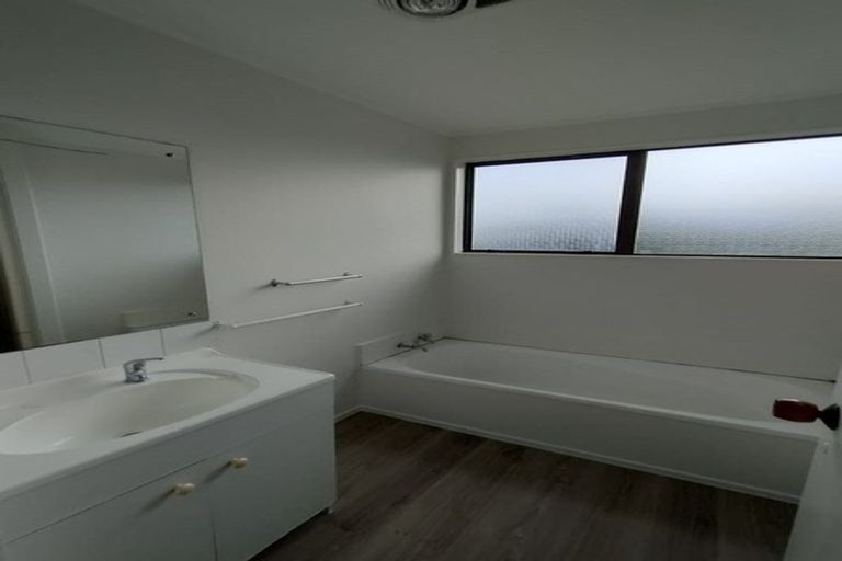 Photo of property in 2/14 Penion Drive, Flat Bush, Auckland, 2023