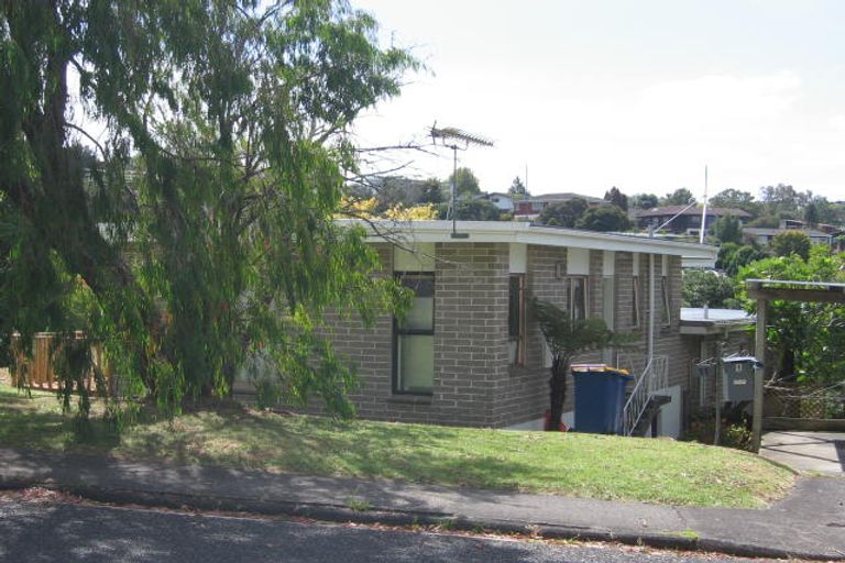 Photo of property in 2/11 Ayton Drive, Totara Vale, Auckland, 0629