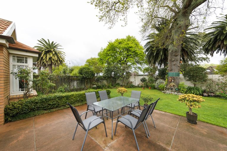 Photo of property in 4 The Oaks, Awapuni, Palmerston North, 4412