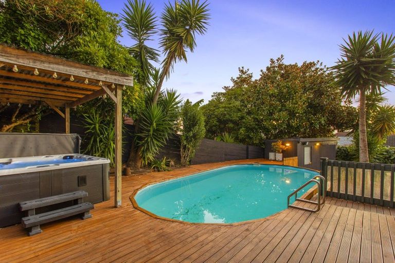 Photo of property in 36 Telstar Place, Beach Haven, Auckland, 0626