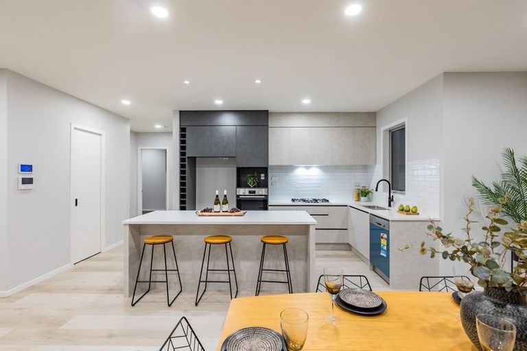 Photo of property in 43 Lumbarda Drive, Kumeu, 0810