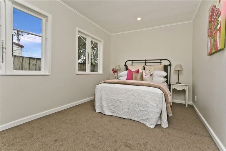 Photo of property in 24 Reid Road, New Lynn, Auckland, 0600